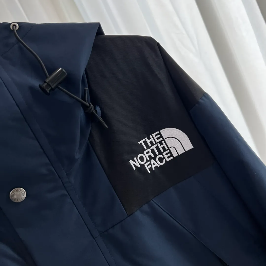 Style number: C 01 P240 Top original Navy Blue color 𝐓𝐡𝐞 𝐍𝐨𝐫𝐭𝐡 𝐅𝐚𝐜𝐞 ｜𝟭𝟵𝟵𝟬 𝐆𝐨𝐫𝐞-𝐓𝐞𝐱｜TNF North Face Classic Jacket 1. Waterproof to the international ISO standard 90 (ISO 4) level to achieve the rolling effect of water droplets on a lotus leaf! 2. Fabric: 2L double-layer Gore-tex fabric is used. The surface layer of the fabric is made of ultra-high-strength waterproofing and the inner layer is covered with film, so it achieves a three-layer waterproof effect, making the garment waterproof and anti-fouling and breathable for excellent outdoor effects. 3. Embroidery: Imported Barudan/Behringer embroidery machine restores ZP. BEHRINGER's 10,000-needle embroidery is neat and three-dimensional, with full three-dimensionality and the charm of each letter. Each stroke has a strong three-dimensional effect. 4. Accessories: Original YKK zipper for the whole garment, which can withstand 100,000 pulls and wear, and original Velcro. The four-button buttons are customized from the original Japanese SELEX. 5 buttons are all in the same direction. The washed QR code is consistent with zp and can be scanned! 6. The entire garment adopts heat-sealing and gluing technology, and all seams are bonded with high-temperature gluing. Size xs s m L x L xx L